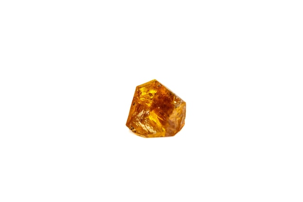 Pedra mineral de diamante amarelo macro no fundo branco