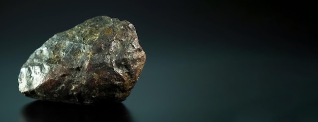 Pedra mineral fóssil de trevorita Fóssil cristalino geológico fundo escuro em close-up