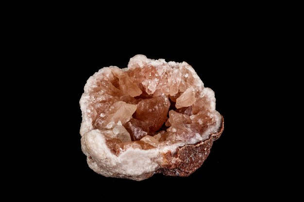 Pedra mineral macro Ametista Rosa em um fundo preto