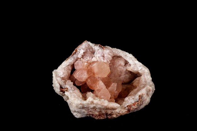 Pedra mineral macro Ametista Rosa em um fundo preto
