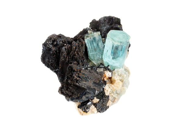 Pedra mineral macro Aquamarine e turmalina preta Schorl em um fundo branco