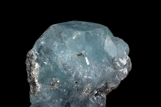 Pedra mineral macro Aquamarine em um fundo preto