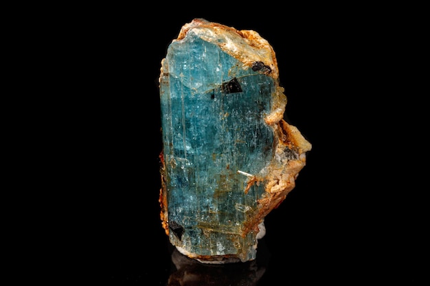 Pedra mineral macro Aquamarine em um fundo preto