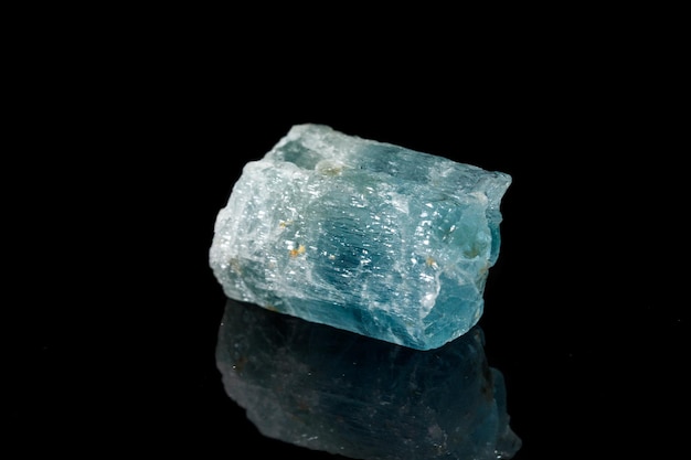 Pedra mineral macro Aquamarine em um fundo preto