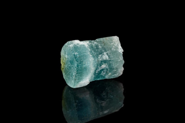 Pedra mineral macro Aquamarine em um fundo preto