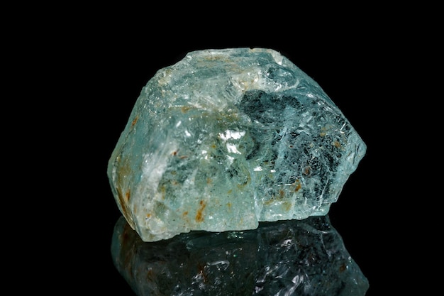 Pedra mineral macro Aquamarine em um fundo preto