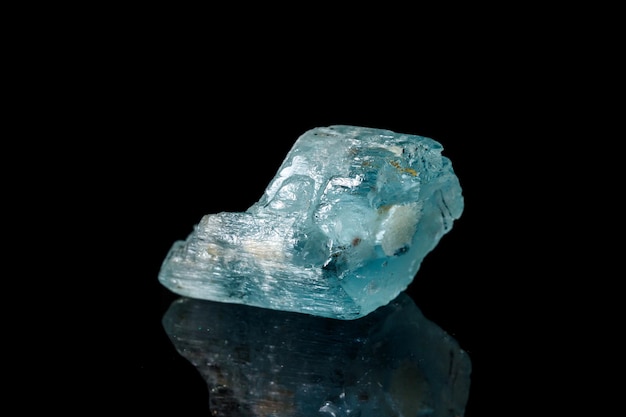 Pedra mineral macro Aquamarine em um fundo preto