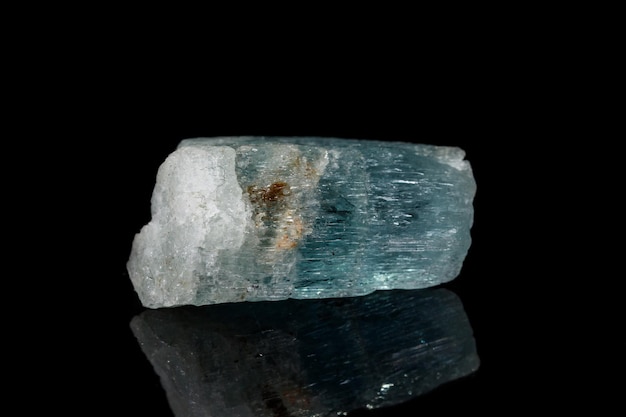 Pedra mineral macro Aquamarine em um fundo preto