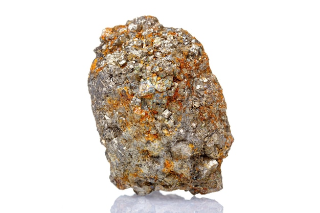 Pedra mineral macro Arsenopirita em um fundo branco