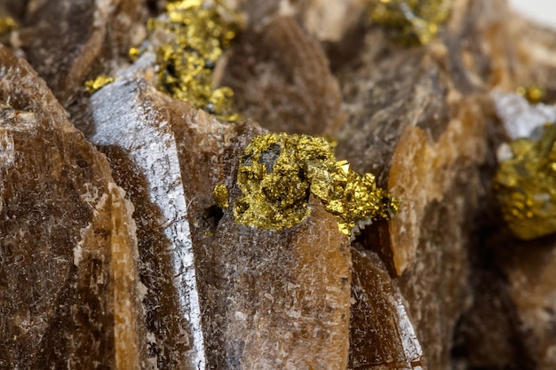 Pedra mineral macro Barit Pyrit em um fundo branco