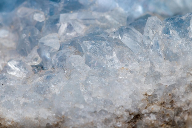 Pedra mineral macro celestine na raça um fundo branco