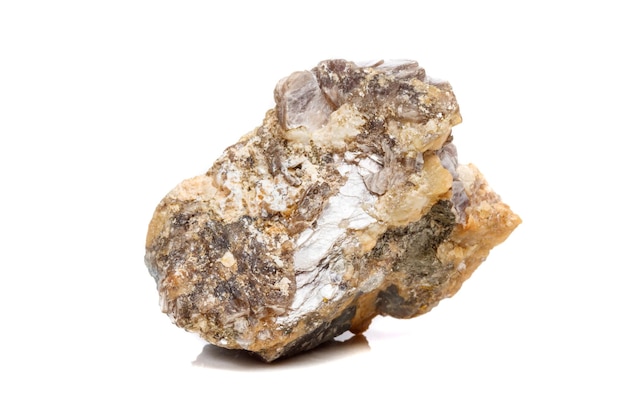Pedra mineral macro Corindo na rocha um fundo branco