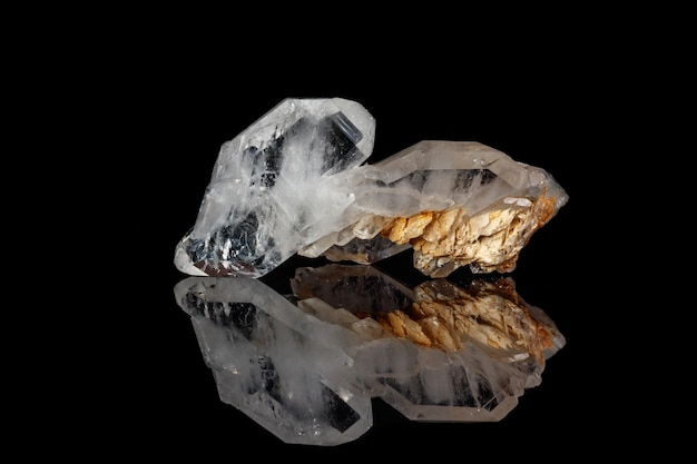 Pedra mineral macro Cristal achatado de cristal de rocha em um fundo preto