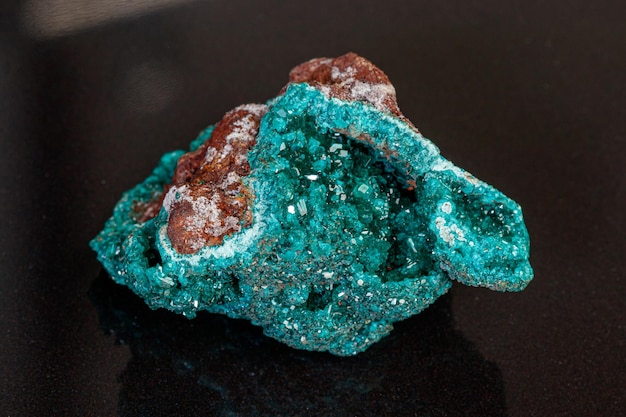 Pedra mineral macro Dioptase em um fundo cinza