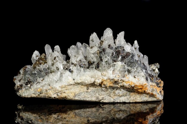 Pedra mineral macro Galena Sphalerite Pyrite Quartz em um fundo preto