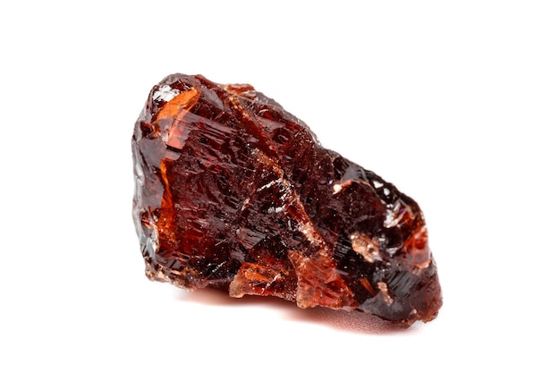 Pedra mineral macro Garnet Spessartine em um fundo branco