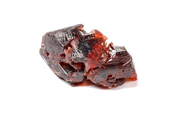 Pedra mineral macro Garnet Spessartine em um fundo branco