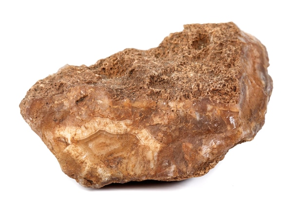 Pedra mineral macro Ágata Brown no fundo branco