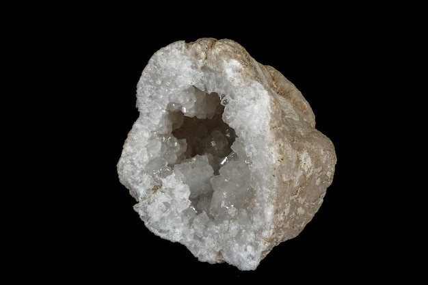 Pedra mineral macro geode de quartzo fundo preto