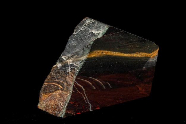 Pedra mineral macro Jasper em um fundo preto