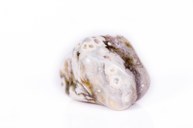 Pedra mineral macro Jasper oceânico em um fundo branco