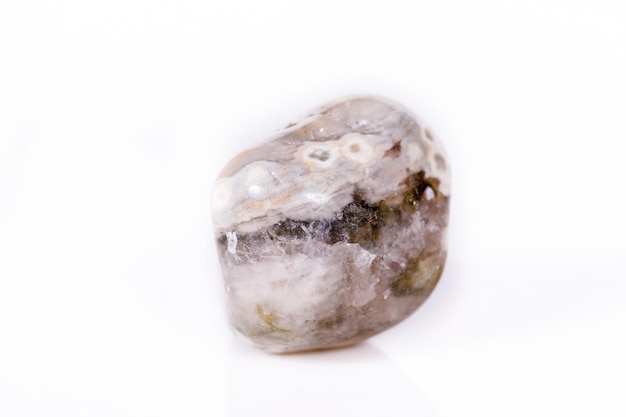 Pedra mineral macro Jasper oceânico em um fundo branco