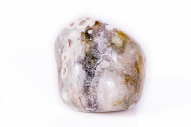 Pedra mineral macro Jasper oceânico em um fundo branco