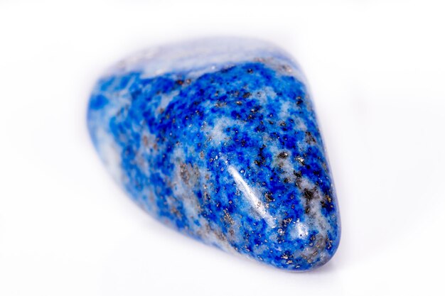 Pedra mineral macro lapis lazuli afeganistão no fundo branco