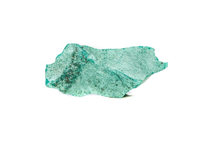 Foto pedra mineral macro malaquita na rocha em um fundo branco