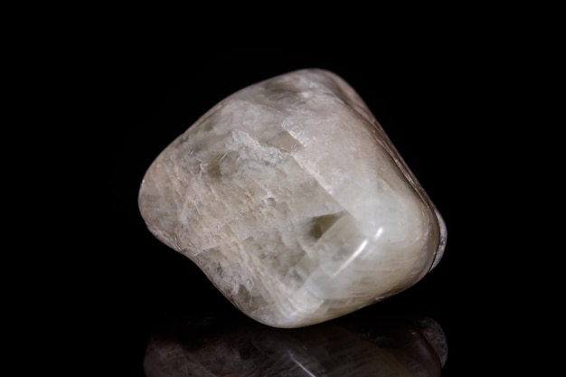 Pedra mineral macro Moonstone no fundo preto