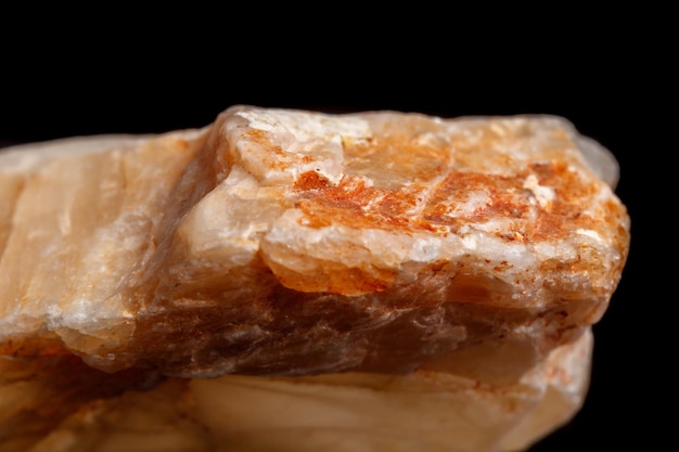 Pedra mineral macro Moonstone um fundo preto