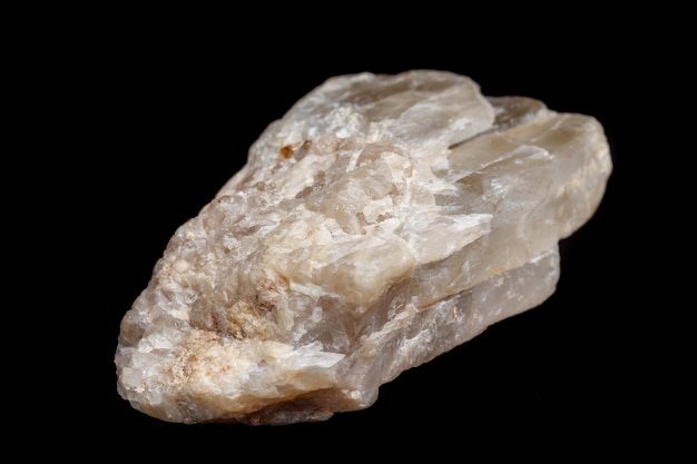 Pedra mineral macro Moonstone um fundo preto