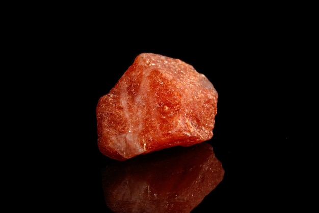 Pedra mineral macro Nepheline fundo preto de pedra ensolarado
