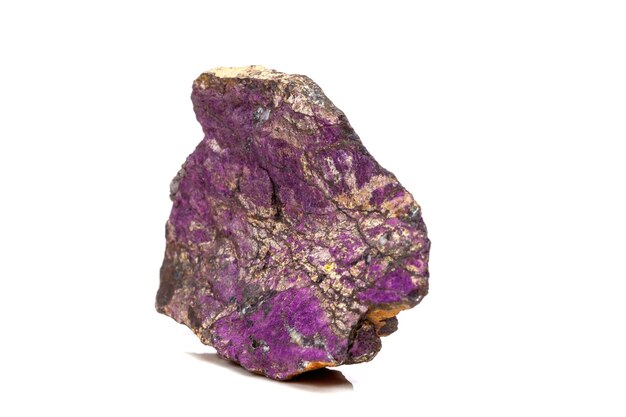 Pedra mineral macro purpureu purpurita roxa na raça um fundo branco