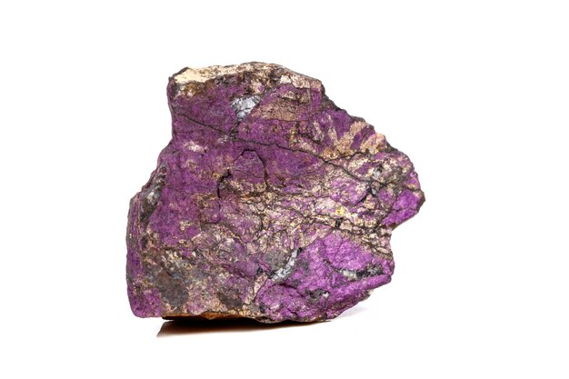 Pedra mineral macro purpureu purpurita roxa na raça um fundo branco