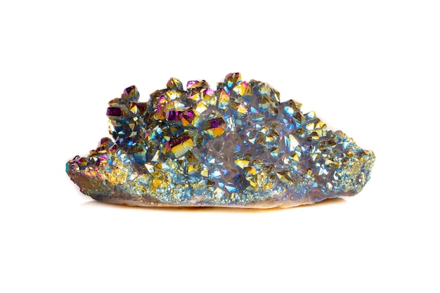 Pedra mineral macro Quartz Titanium Flame Aura Quartz em um fundo branco