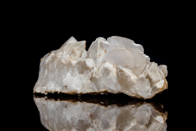 Pedra mineral macro quartzo de neve com calcita em um fundo preto