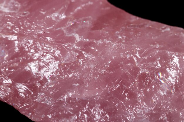Pedra mineral macro quartzo rosa em fundo preto