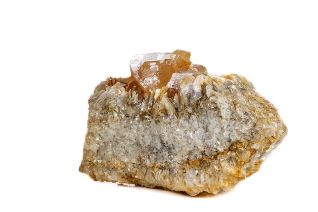 Pedra mineral macro Scheelite em um fundo branco