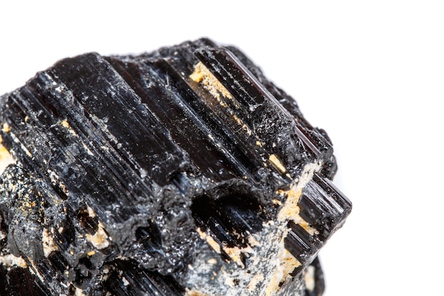 Pedra mineral macro sherle schorl turmalina preta no fundo branco