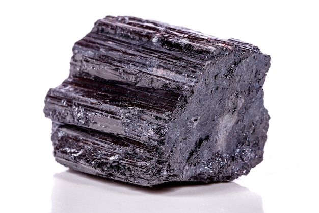 Pedra mineral macro sherle schorl turmalina preta no fundo branco