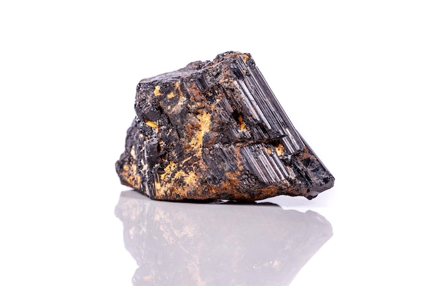 Pedra mineral macro sherle schorl turmalina preta no fundo branco