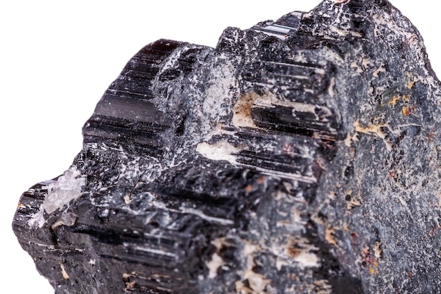 Pedra mineral macro sherle schorl turmalina preta no fundo branco