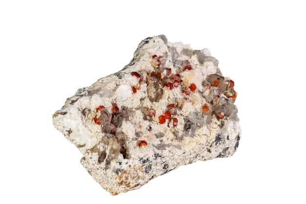 Pedra mineral macro Spessartine Feldspar quartzo fumegante em um fundo branco