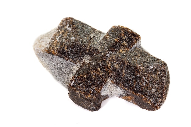 Pedra mineral macro Staurolite em um fundo branco