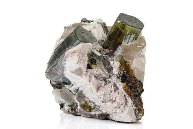 Pedra mineral macro turmalina no fundo branco