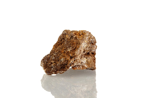 Pedra mineral macro Wulfenite em um fundo branco