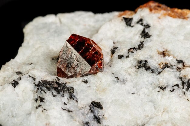 Pedra mineral macro Zircon em um fundo preto