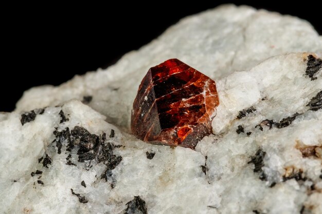 Pedra mineral macro Zircon em um fundo preto