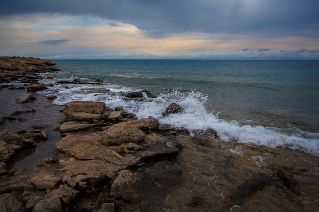 Pedra na água, lago de montanha, issyk-kul, quirguistão